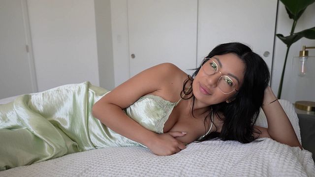 Ebeveynlerimizin düğünü sırasında büyük göğüslü Latin üvey kız kardeşimizi becermek - Cami Strella