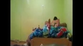 (kocası sikişing kadın)kocasini siken kadin 