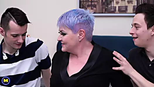 Dul Azgın Anne Amını Ve Götünü Genç Oğlanlara Siktiriyor