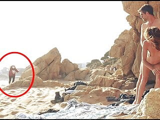 Genç çift sahilde seks yaparken yakalandı