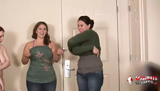 Koca Memeli Üç Kız Soyunmalı Taş Kağıt Makas Oynuyor