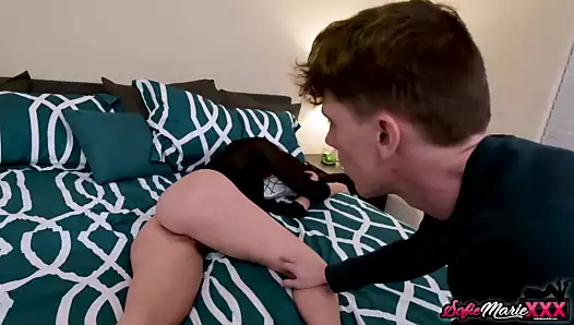 Üvey Anne Sofie Marie Oğlu Tarafından Memnun Ediliyor 