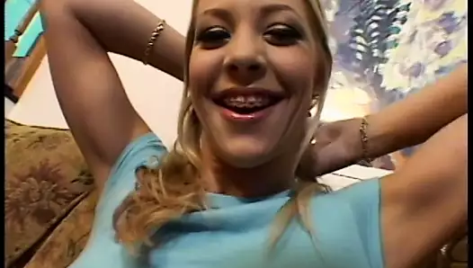 Diş telli minyon sarışın anal sikiş sırasında çığlık atıyor