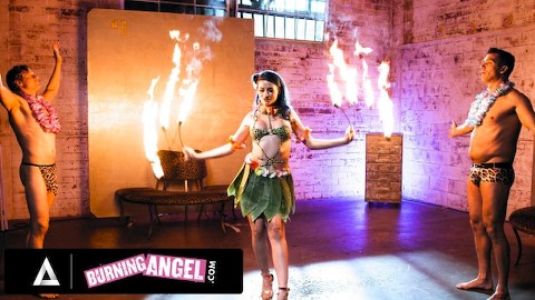 ateşli Ateş Dansçısı Jewelz Blu Barmen&Tarafından Yok Edilir;#039;Tiki Barda BÜYÜK penis s