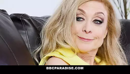 mylf - azgın ev hanımı, kocasının yakın zamanda onu sikişerek kovduğu siyah adamla ilgileniyor