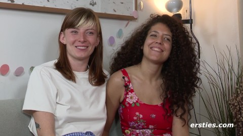 Amatör Lezbiyen Sevgililer Dildo İle Ateşli Lezbiyen Seksi Yapmakla Meşgul