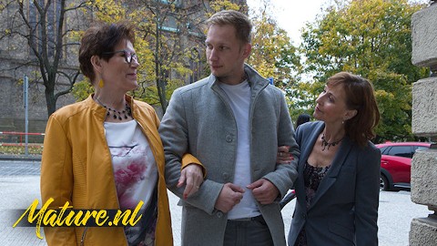 İki Şehvetli Dul, Olgun Amcıklarını Yarrakla Doldurmak İçin Bir Genci Eve Götürüyor