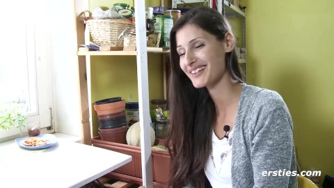 Deutsche Studentin masturbiert sinnlich vor Kamerada