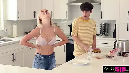 Üvey Kardeşinin Ufacık Bir Yarrağı Olduğunu Düşünüyordu