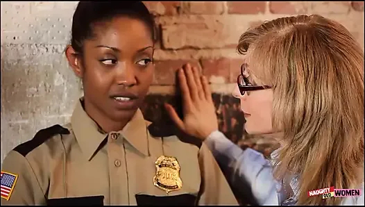 böyle inanılmaz bir ırklararası üçlü nadiren görülür çünkü bu seksi lezbiyenler oldukça azgındır