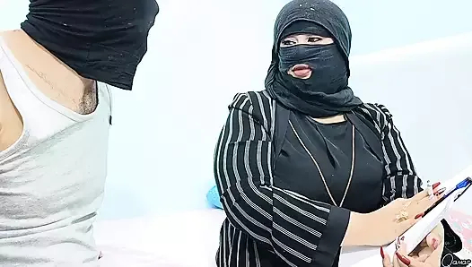 Mısırlı şişman arap kadın üniversite öğrencisiyle sikişiyor