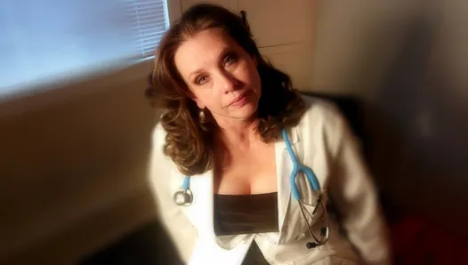 seksi olgun bir milf doktor genç bir adamı ve kavisli yarrakunu zayıfler ve ona asla unutamayacağı bir anatomi dersi verir