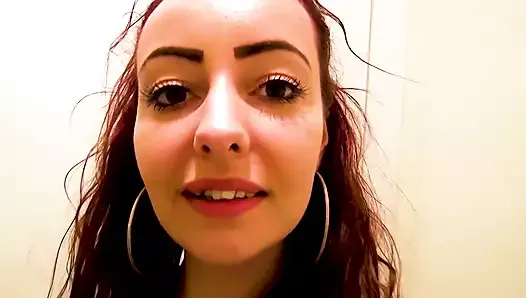 18 Yaşındaki Hollandalı Kızın Duşta Porno Mülakatı