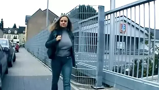 Süper kıvrımlı Alman Yavrunun solo şovu