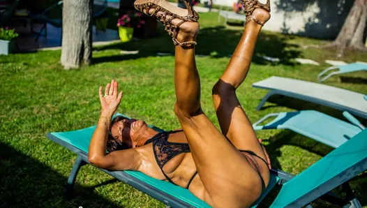 fotografo-masajista ve karıları, kıçlarını, amlarını yalayıp kocalarının önünde sikişiyorum