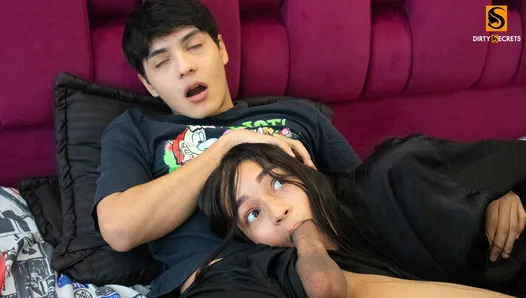 üvey kız kardeşimle televizyon izliyorum ve sikimi emdiriyorum