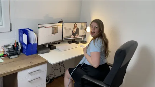 lütfen ailelerimize asla söylemeyin! o zaman beni sik, üvey kardeşim ve sessiz ol!