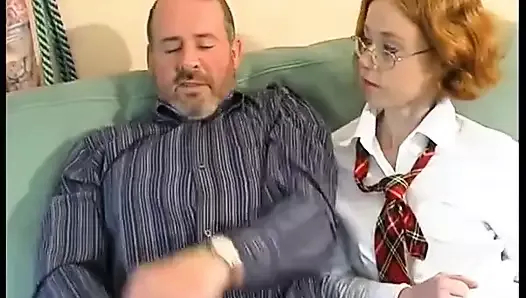 öğretmeni tarafından kız öğrenci kıyafeti sikildi sevimli bir kızıl saçlı!