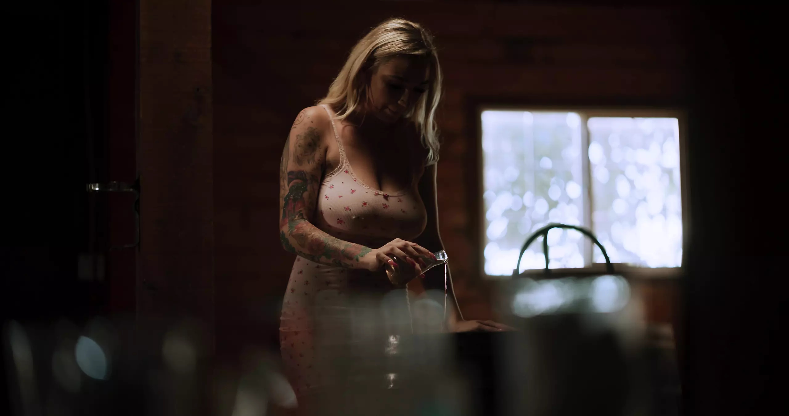 büyük memeli kendra sunderland uzaylı yaratığı seks canavarına dönüştürüyor