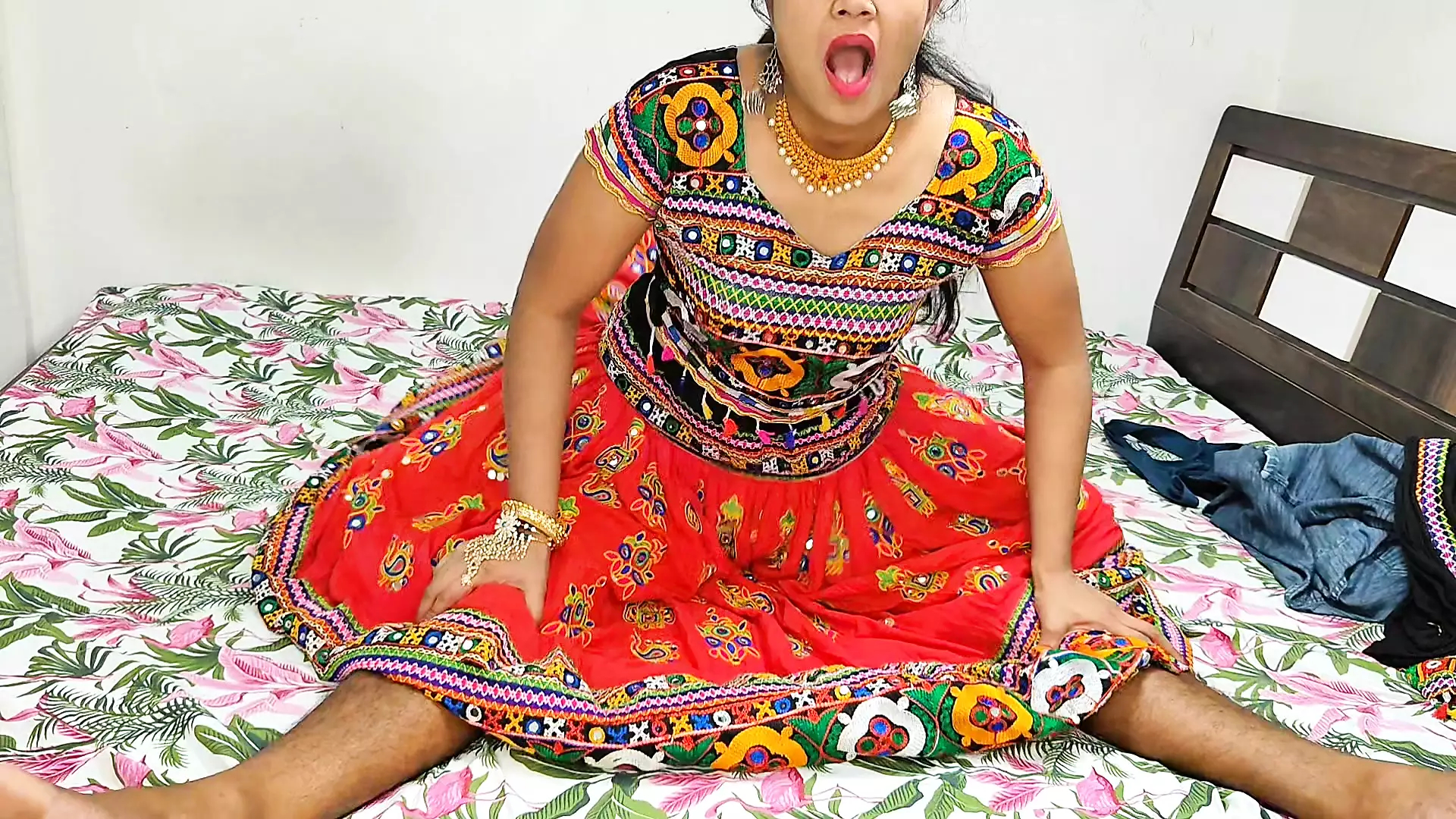 komal'ın arkadaşı evi aramaya gelmişti, sandas'ın kocası selfie'nin kız kardeşine yapışmıştı