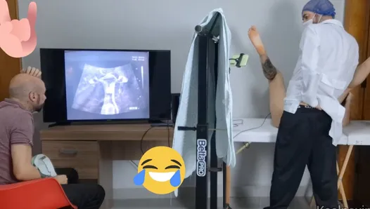 Kocası ile Ultrasonda karısı.