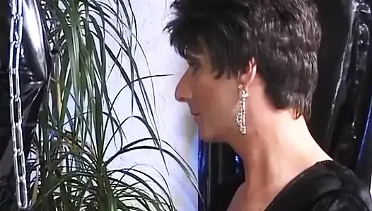 Sapıkça Alman transeksüel bağlı yukarı ve sikildi içinde ateşli BDSM üçlü