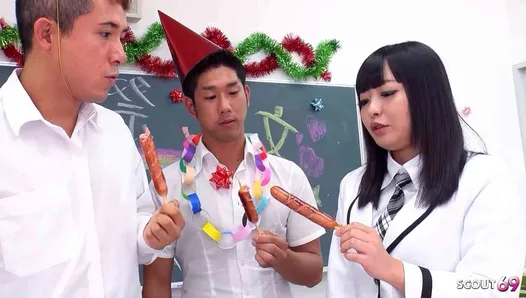 Bakire oğlan ve onun en iyi arkadaş tricked minyon Japon Kız için Sevgililer Creampie MMF Üçlü Seks