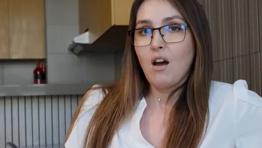 Sarkık memeli üvey anne oğluna seksin inceliklerini uygulamalı gösteriyor