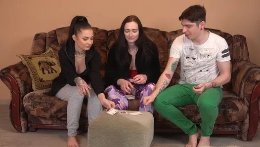 Her iki kız da komşu striptiz oyunundan sonra Falco'yu beceriyor