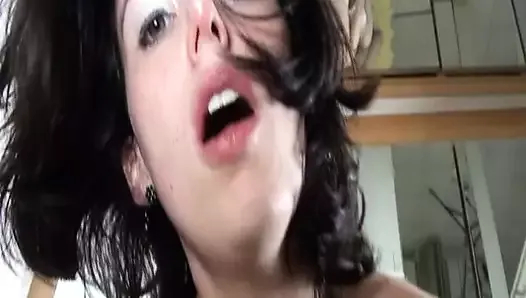 Muhteşem esmer Fransız bebek içecekler boşalmak sonra sert sikme