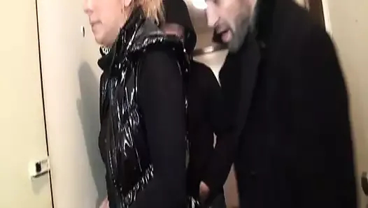 Muhteşem Fransız kaşar iki adam tarafından binada asssikildi