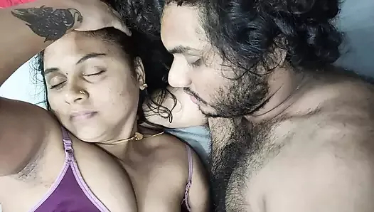 Kocası evde değilken Mallu karısını erkek arkadaşıyla ateşli romantik seks aldatıyor, Kocasının arkadaşıyla karısını aldatıyor ateşli seks