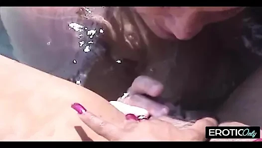 Tombul anne hizmetçi sıkı amcık yalıyor