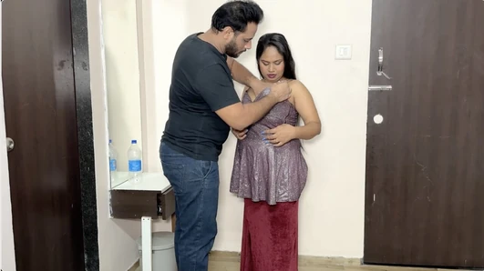 Terzi kumaşı teslim etmek için evde geldi ve Hanımefendi ile seks yaptı