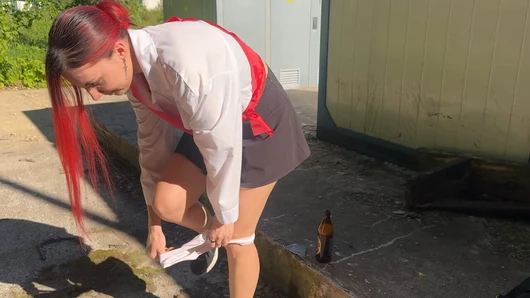 Mezun olan komşumun kızını içerken yakalüvey ve kıçına bir şişe ile cezalandırdım