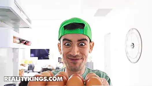 REALİTY KİNGS - Blondie Fesser Kontrolü Ele  Ve Üvey Oğlunun Yüzünü Ve yarrakunu bir Profesyonel Gibi Sürer