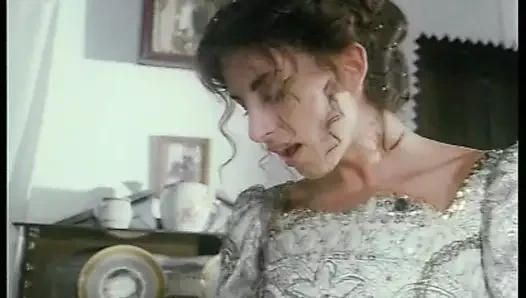 Sarah Young Tüylü amcıksini Yıkar Ve Sonra Terzinin Masasına Vurur