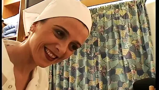 Kızıl saçlı Fransız hemşire bir arkadaşı önce asssikildi