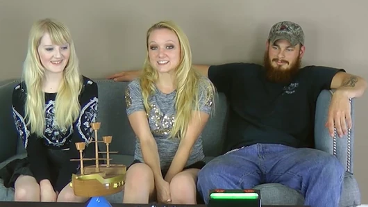 Anneliese ve Krystal karşı karşıya gelirken Sarışınların Savaşı