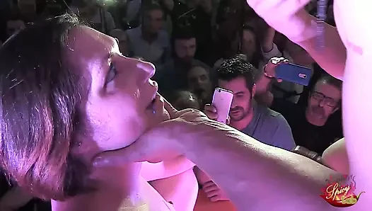 Orgia parti üzerinde bir açık alanda stage ile dik milf