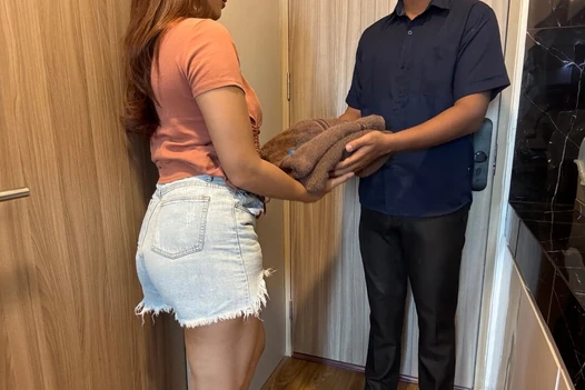 Otel Resepsiyonisti Misafirlerinin İştahını Açıyor