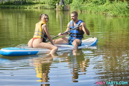 Üvey kız kardeşinin yanan amcığına dalgalar yetmiyor