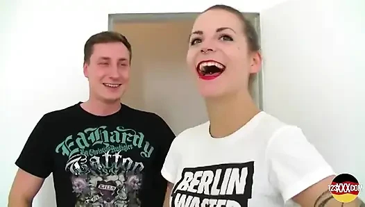 Alman Dövmeli Genç Kız Banyoda Sikişiyor