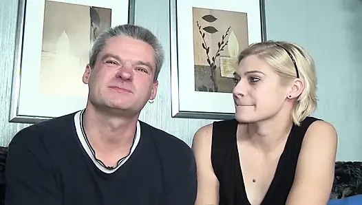 Sıcak Alman bebeği biseksüel erkeklerle üçlü seks yapıyor