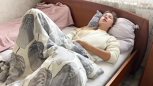 Sabah mastürbasyonum gürültülü bir orgazmla sona erdi. Sıkı vajinamı okşuyorum.