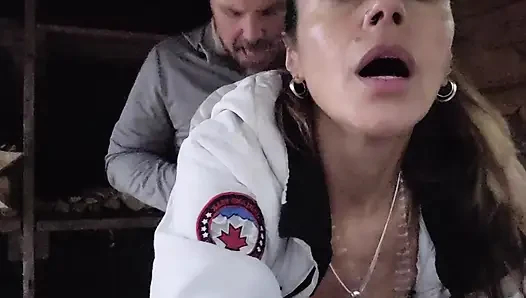 Karım odun keserken dışarıda onu becermek