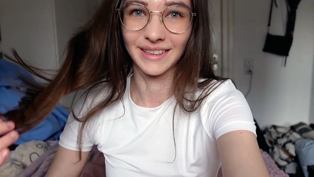 Masum genç kız büyük dudaklı vajinasını sert bir şekilde beceriyor! Kovboy kıyafeti bana yakışıyor.